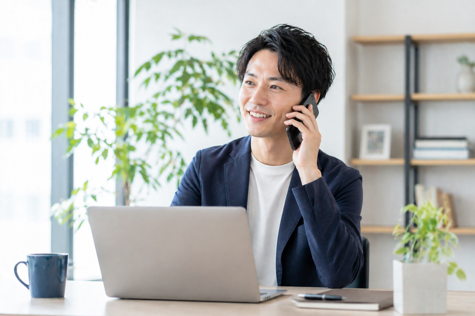電話で相談を受ける担当者
